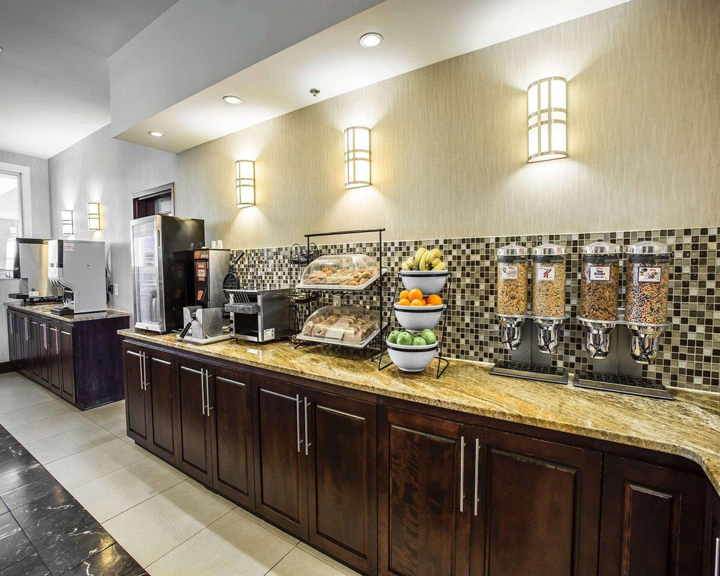Comfort Hotel Bayer'S Lake Timberlea Екстериор снимка